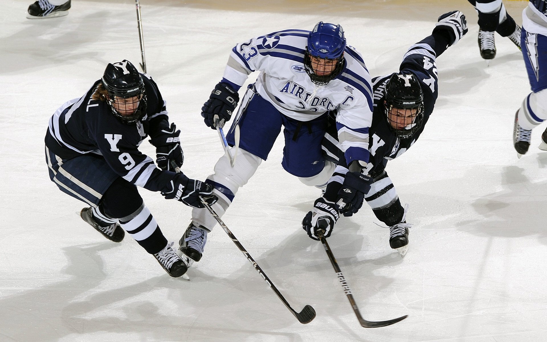 开云体育世界杯-76人一波带走魔术，拉文在德甲争冠战接管比赛，竞技体育的接管时刻与英雄叙事